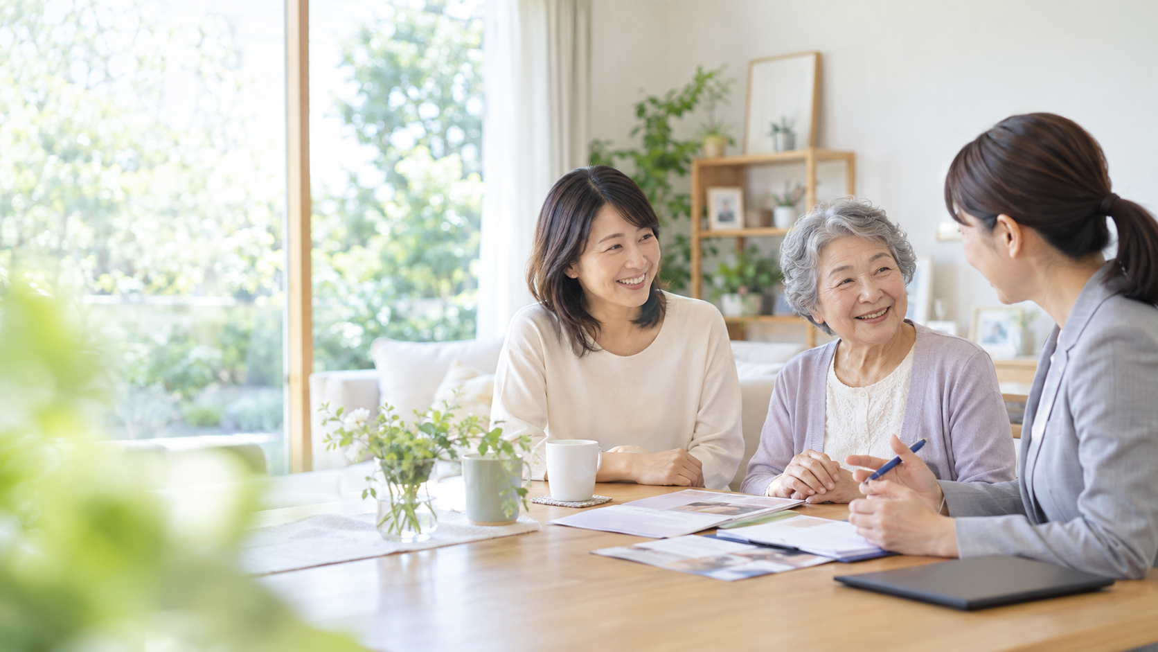 ご家族と相談員が介護施設について話している様子